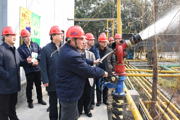 圖3 格林美集團安全生產(chǎn)中心總監(jiān)周開軍介紹液氨站的安全設(shè)備設(shè)施配置